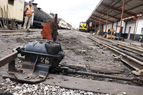 Varias partes de las vías tendrán nuevos durmientes, la madera que se observa en las vías. Estos sirven para evitar que los rieles se incrusten en la tierra. (Foto: José David Patzán/Soy502)