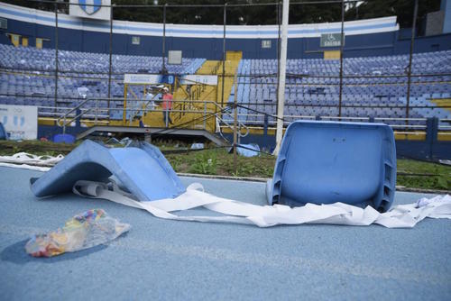 El escenario lamentable después de los incidentes provocados por aficionados. (Foto: Wilder López/Soy502)