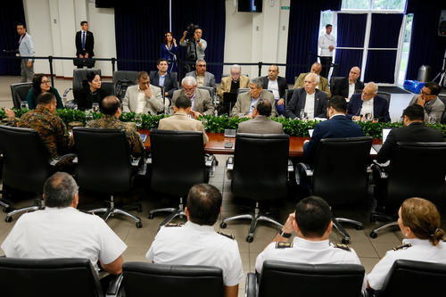 El ministro de Gobernación nombrado por Giammattei y cuatro de los viceministros de esa cartera acudieron a una reunión a El Salvador para conocer el plan de trabajo en materia de seguridad. (Foto: Equipo de Comunicación de Transición)