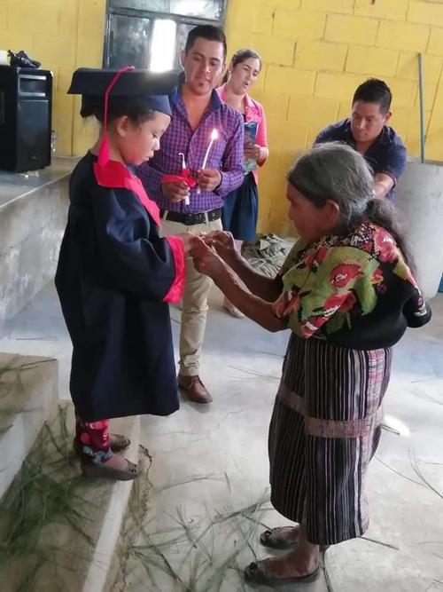 Este es el momento en el que la abuela coloca un anillo conmemorativo a su nieta. (Foto: Francisco Pérez)
