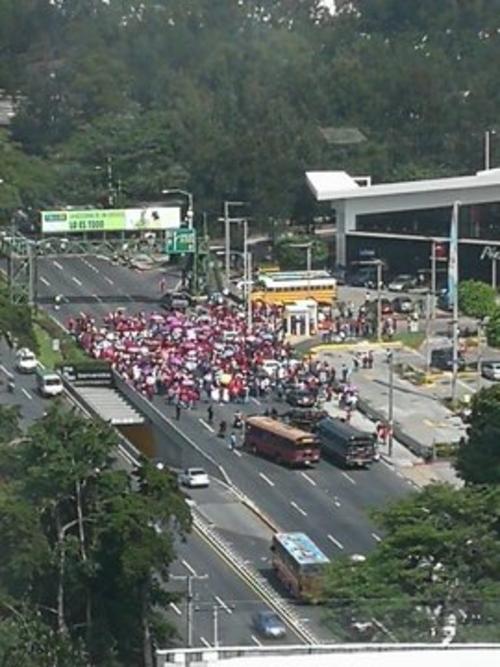 La manifestaciÃ³n es en los carriles de salida de la ciudad. (Foto: Twitter/michellepradoj)