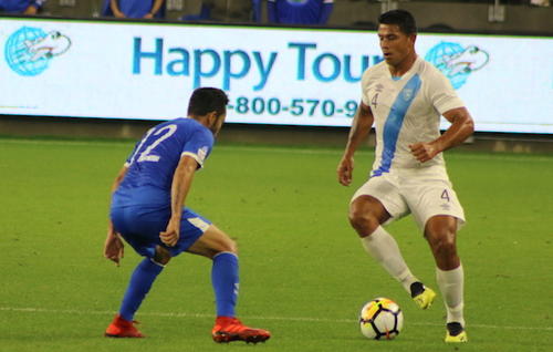 Alejandro Galindo disputa el bal&oacute;n durante el &uacute;ltimo partido ante El Salvador. (Foto: Archivo)