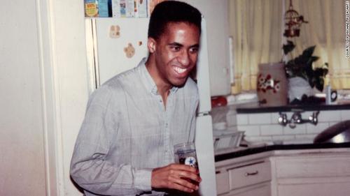 El hombre tuvo una buena carrera universitaria. (Foto: CNN) 