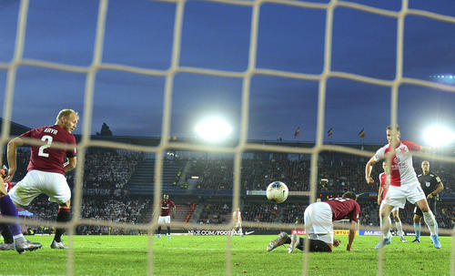 La pelota se va dram&aacute;ticamente al fondo de la porter&iacute;a al chocar con los gl&uacute;teos del defensor. (Foto: ISport.cz)