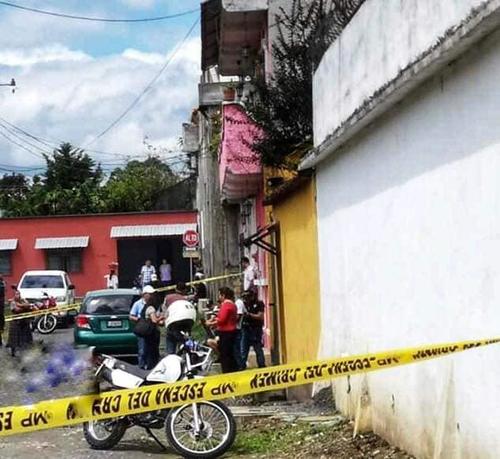 La Polic&iacute;a Nacional Civil y el MP procesan la escena. 