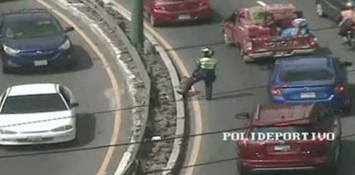El hombre cuid&oacute; al can mientras llegaba la ambulancia. (Foto: captura pantalla) 