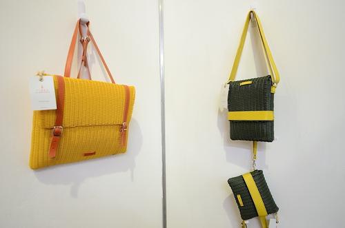 "Fábrica" es una marca de bolsos hechos con plástico reciclado certificado. (Foto: Selene Mejía/Soy502)