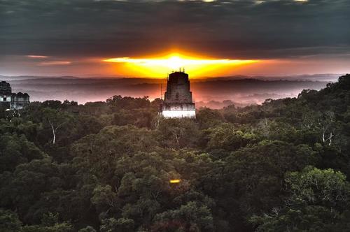 El impresionante amanecer en Tikal. (Foto: Destinos Guate)