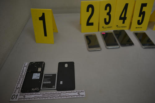 Teléfonos celulares incautados por el MP en un allanamiento en El Guarda. (Foto: Soy502)