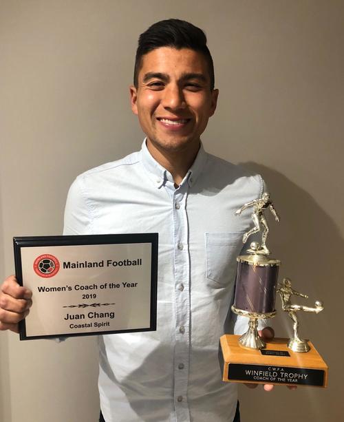 Juan Jos&eacute; Chang con los reconocimientos. (Foto: Cortes&iacute;a)