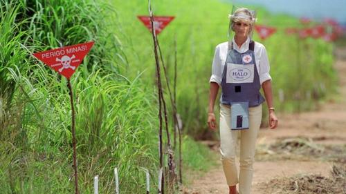 En 1997 la princesa Diana camin&oacute; sobre el campo minado de Huambo, a su caminata se le atribuye el inicio de la prohibici&oacute;n de este tipo de armamento. (Foto: BBC)