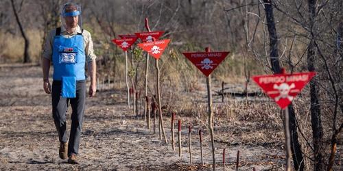 El Pr&iacute;ncipe Harry camin&oacute; por los campos minado en Dirico, Angola, tal como lo hizo su madre, la princesa Diana en 1997. (Foto: Bekia)