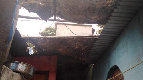 Un derrumbe de tierra cay&oacute; sobre el techo de una vivienda ubicada en el kil&oacute;metro 14, de la ruta que conduce hacia el Atl&aacute;ntico. (Foto: Conred)