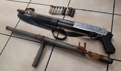 A los aprehendidos se les incaut&oacute; una escopeta y un arma hechiza. (Foto: PCN)