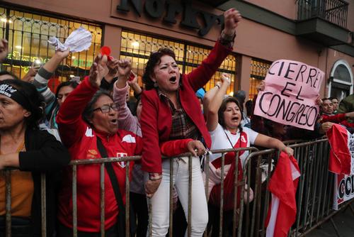 Varios peruanos han salido a las calles para manifestar contra el Congreso. (Foto: El Pa&iacute;s)