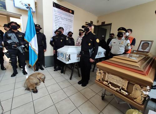 Un perro acompa&ntilde;&oacute; las honr&aacute;s f&uacute;nebres de dos agentes de la PNC asesinados en Santa Cruz Verap&aacute;z foto