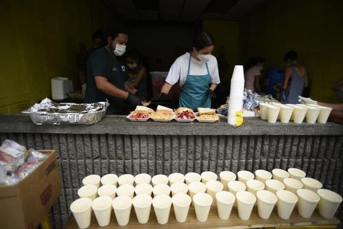 La comida que se entrega a las personas se prepara en la cocina del café y también algunos voluntarios la preparan en sus hogares. (Foto: Wilder López/Soy502)