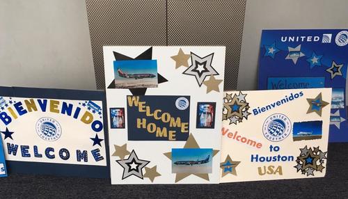 El personal de la l&iacute;nea a&eacute;rea recibieron a la familia con carteles y mensajes de &aacute;nimo. (Foto: Newshub)