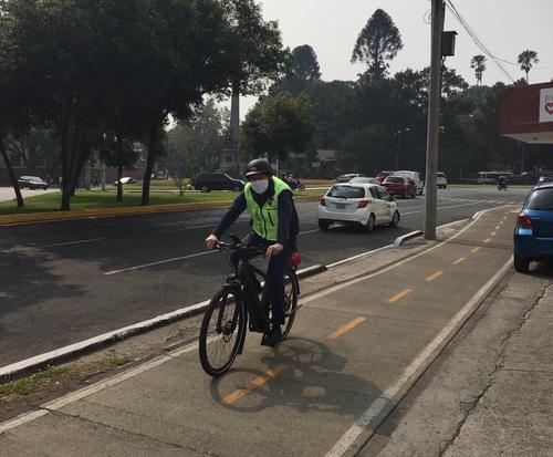 El alcalde se desplaza sobre la ciclov&iacute;a al final de la avenida La Reforma hacia el centro de la ciudad. 