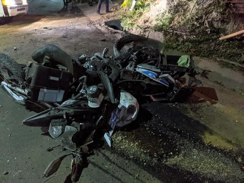 Así quedó la motocicleta de uno de los PMT. (Foto: cortesía Bomberos Municipales Departamentales) 