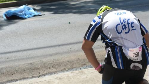 Un compañero del ciclista se lamenta tras conocer la muerte de Donaldo Ramírez que llegaba a la meta final. (Foto: El Salvador.com)