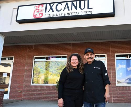 La pareja guaatemalteca abrtió un restaurante con sabores de su tierra. (Foto:J. Scott Park | MLive.com)