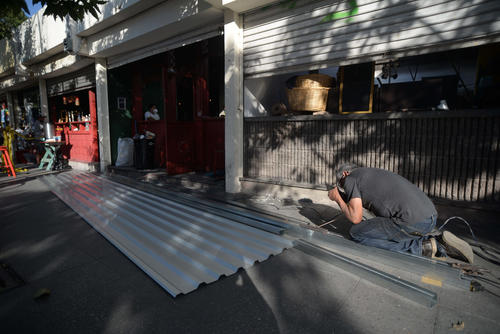 El 14 de diciembre se llevaron las l&aacute;minas para colocar el nuevo techo del local. (Foto: Wilder L&oacute;pez/Soy502)