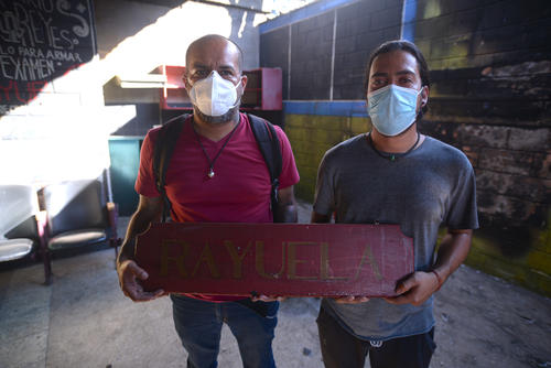 Byron y Emilio saben que un d&iacute;a volver&aacute;n a colgar el letrero que identifica este lugar que se ha ganado el coraz&oacute;n de muchos guatemaltecos. (Foto: Wilder L&oacute;pez/Soy502)