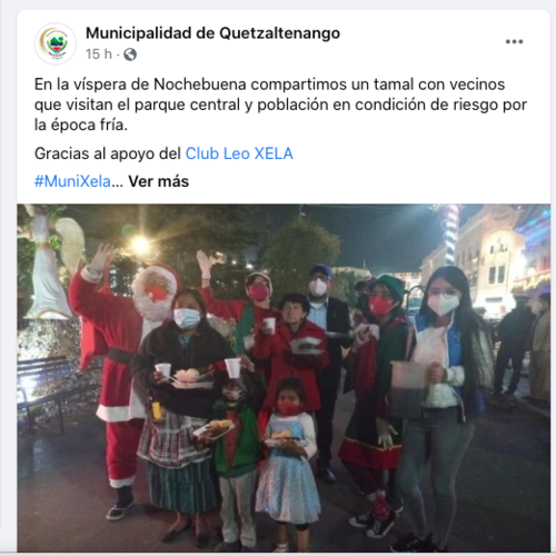 Vecinos de la ciudad altense recibieron tamal y ponche en el Parque Central cerca del nacimiento. (Foto: Municipalidad de quetzaltenango)
