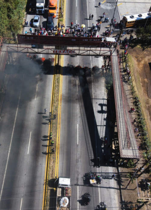 El bloqueo generó varios kilómetros de tráfico. (Foto: NotiPalín/Escuintla) 