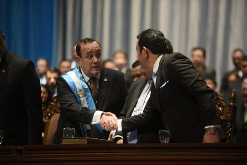El presidente Alejandro Giammattei saluda al expresidente Jimmy Morales. (Foto: Wilder López/Soy502)