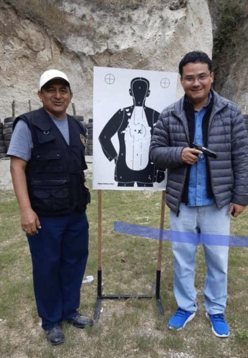 Fredy Orellana sostiene el arma de fuego y a su lado el abogado defensor de Gustavo Alejos, uno de los acusados a quienes el juez resuelve su situación jurídica. (Foto: Redes sociales) 