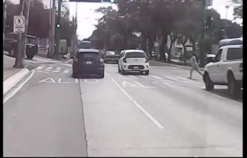 La mujer se atraviesa la calle justo cuando un carro se aproxima. (Foto: captura video) 