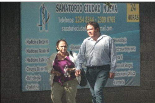 Gustavo Alejos camina frente al Hospital Ciudad Nueva en la zona 2 sin custodio de Presidios. En esta imagen junto a Ana Villegas de Fortín, exdiputada y exinterventora de Migración. (Foto: MP) 