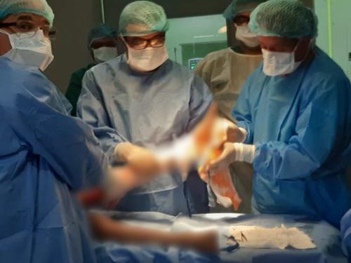 T&eacute;llez durante el tratamiento que recibe en el Hospital Nacional de Escuintla. (FOTO: AGN)