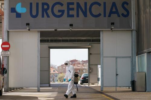 Un bombero del Ayuntamiento de Burgos desinfectó la entrada al Hospital de Burgos en el norte de España el 23 de marzo de 2020 en medio de un cierre nacional para combatir la propagación del coronavirus COVID-19. El número de muertos por coronavirus en España aumentó a 2.182 después de que 462 personas murieron en 24 horas, dijo el ministerio de salud.
(Foto: César Manso/ AFP)