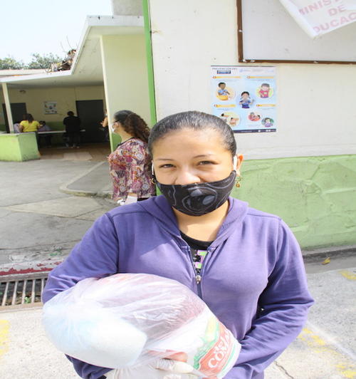 Angélica Sian recibió la bolsa y la guía de estudios para su hijo. (Foto: Soy502) 