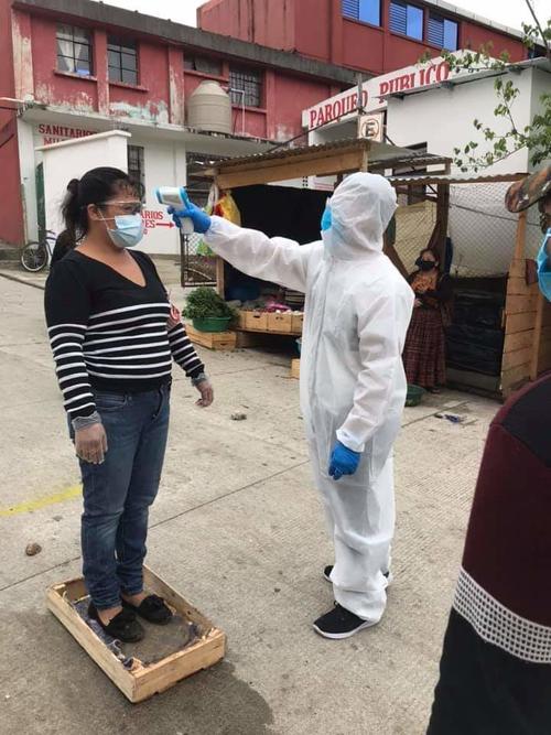 Le monitorean la temperatura a una compradora en el mercado La T&eacute;rminal de Cob&aacute;n, Alta Verapaz. (Foto: Noticias de Alta Verapaz) 