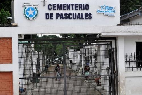 Maryuri Acosta, de 64 años, vendía almuerzos a 2.50 dólares a los visitantes del cementerio. "Ahora vendo un poquito de comida, no hay clientes". (Foto: AFP).