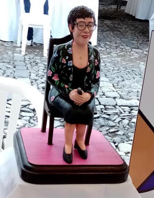Antig&uuml;e&ntilde;a Licda. Floridalma Carrillo de Gayt&aacute;n, plasmada en barro por Cruz Enrique Espa&ntilde;a. (Foto: Cruz Espa&ntilde;a)