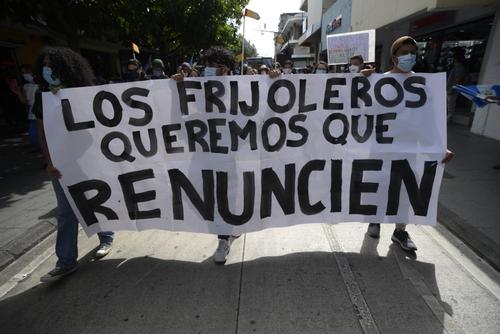 Hacen alusión a la palabra "frijoleros", del comentario emitido por un diputado. (Foto: Wilder López / Soy502)