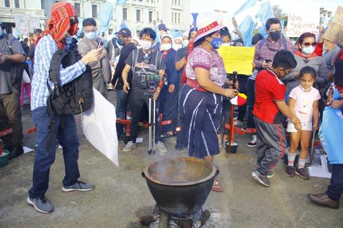 Los manifestantes aplaudieron esta acción por parte de la mujer que preparaba los frijoles sobre el suelo de la Plaza de la Constitución. (Foto: Alexis Batres/Soy502)