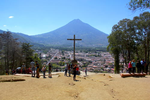 El Cerro de la Cruz es uno de los lugares donde se puede apreciar la ciudad de Antigua Guatemala. (Foto: Fredy Hernández/Soy502)