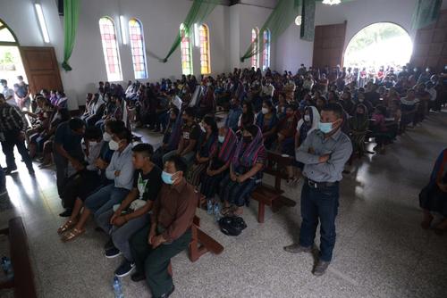 Decenas de personas participaron en el sepelio de las víctimas en San Marcos La Laguna. (Foto: Wilder López/Soy502)