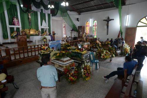 Los cuerpos de las víctimas fueron colocados al frente del altar. (Foto: Wilder López/Soy502)