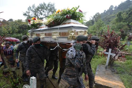 Elementos del Ejército colaboraron en el ingreso de los féretros al cementerio. (Foto: Wilder López/Soy502)