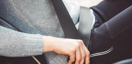 Es importante que las personas que viajan en el asiento trasero del vehículo usen cinturón de seguridad. (Foto: AFP) 