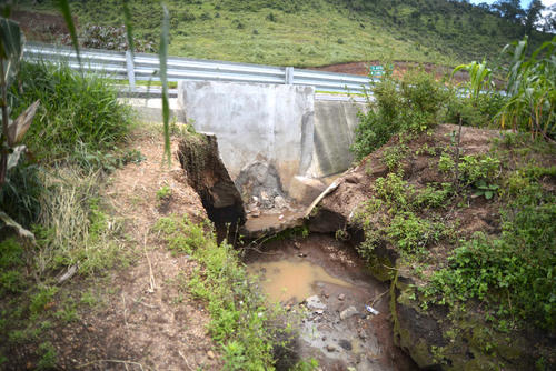 Supuestos vecinos colocaron taparon una salida de aguas pluviales que provoca acumulación de agua sobre la cinta asfáltica. (Foto: Wilder López/Soy502)