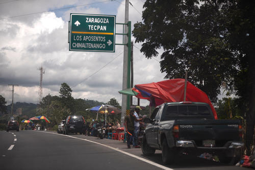 Vendedores de comida se colocaron en la orilla del Libramiento de Chimaltenango desde el kilómetro 53 al 58. (Foto: Wilder López/Soy502)
