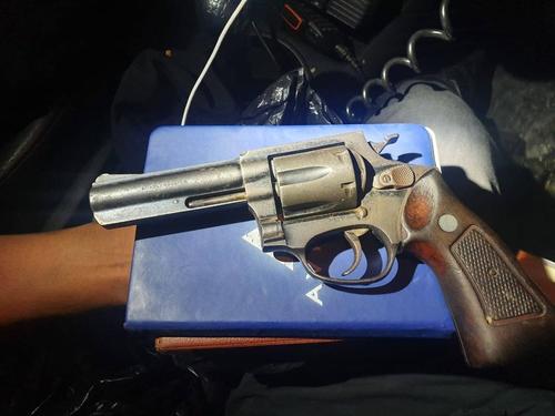 La PNC decomis&oacute; este rev&oacute;lver que estaba oculto en la silla de ruedas. (Foto: PNC)